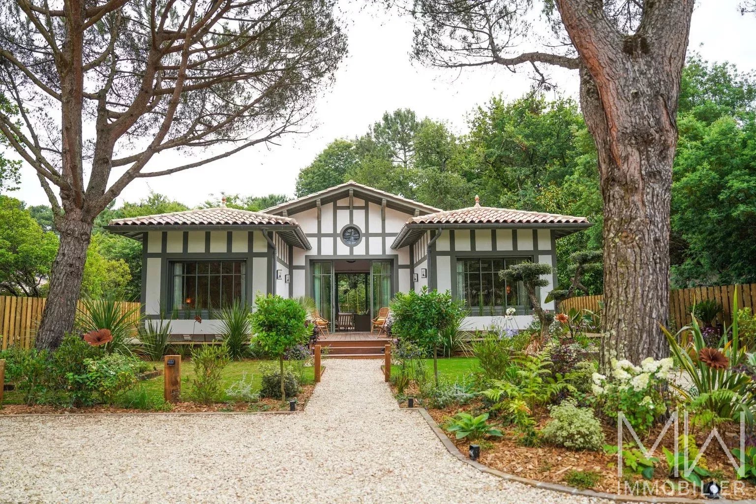 BEAUTIFUL HOUSE WITH POOL – PETIT PIQUEY – SLEEPS 12