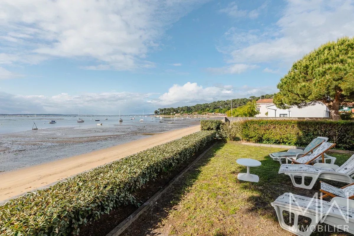 FRONT BEACH VILLA – PETIT PIQUEY – SLEEPS 8