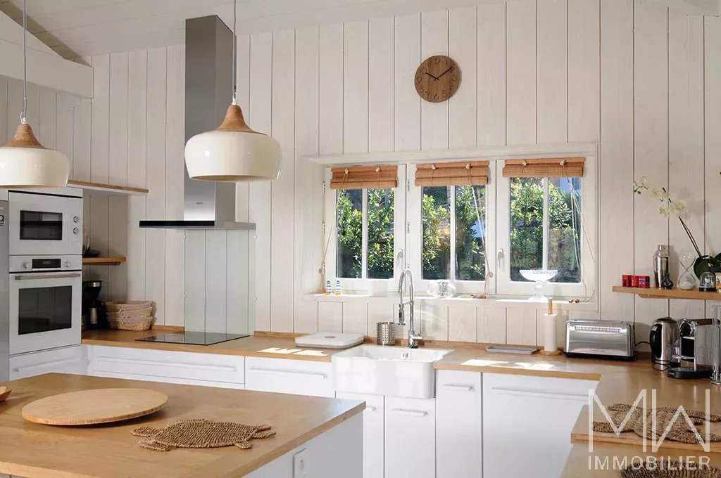 BEAUTIFUL VILLA WOOD AT THE POINTE DU CAP FERRET – SLEEPS 14