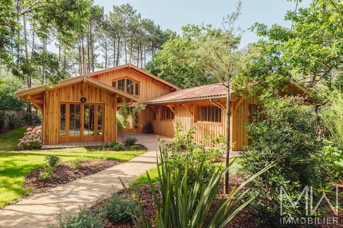 WOODEN VILLA WITH POOL – PETIT PIQUEY – SLEEPS 12