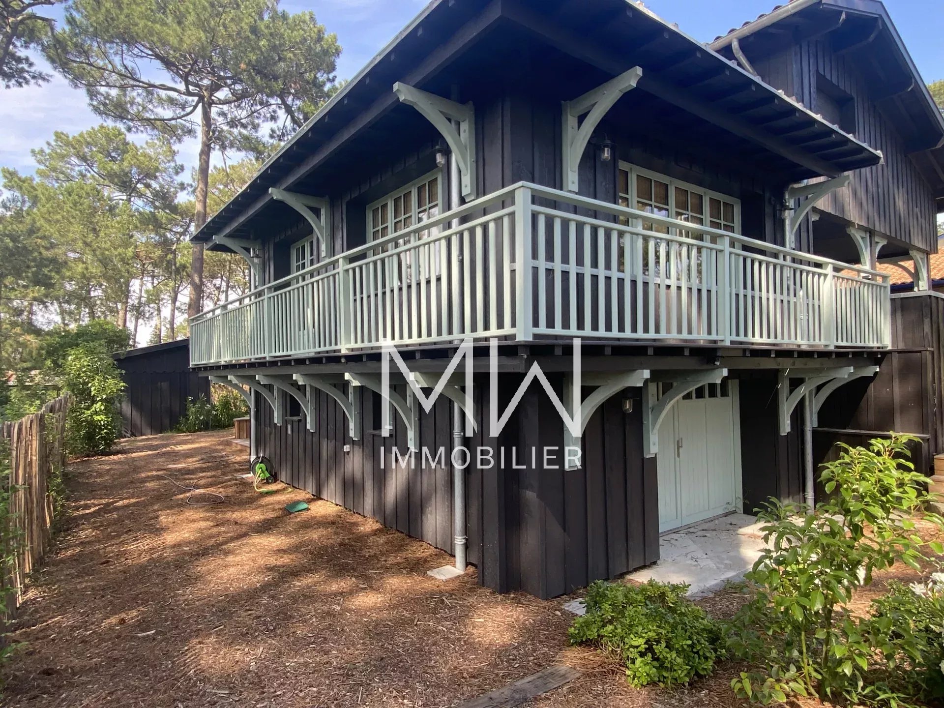 WOODEN VILLA – CLAOUEY – SLEEPS 10