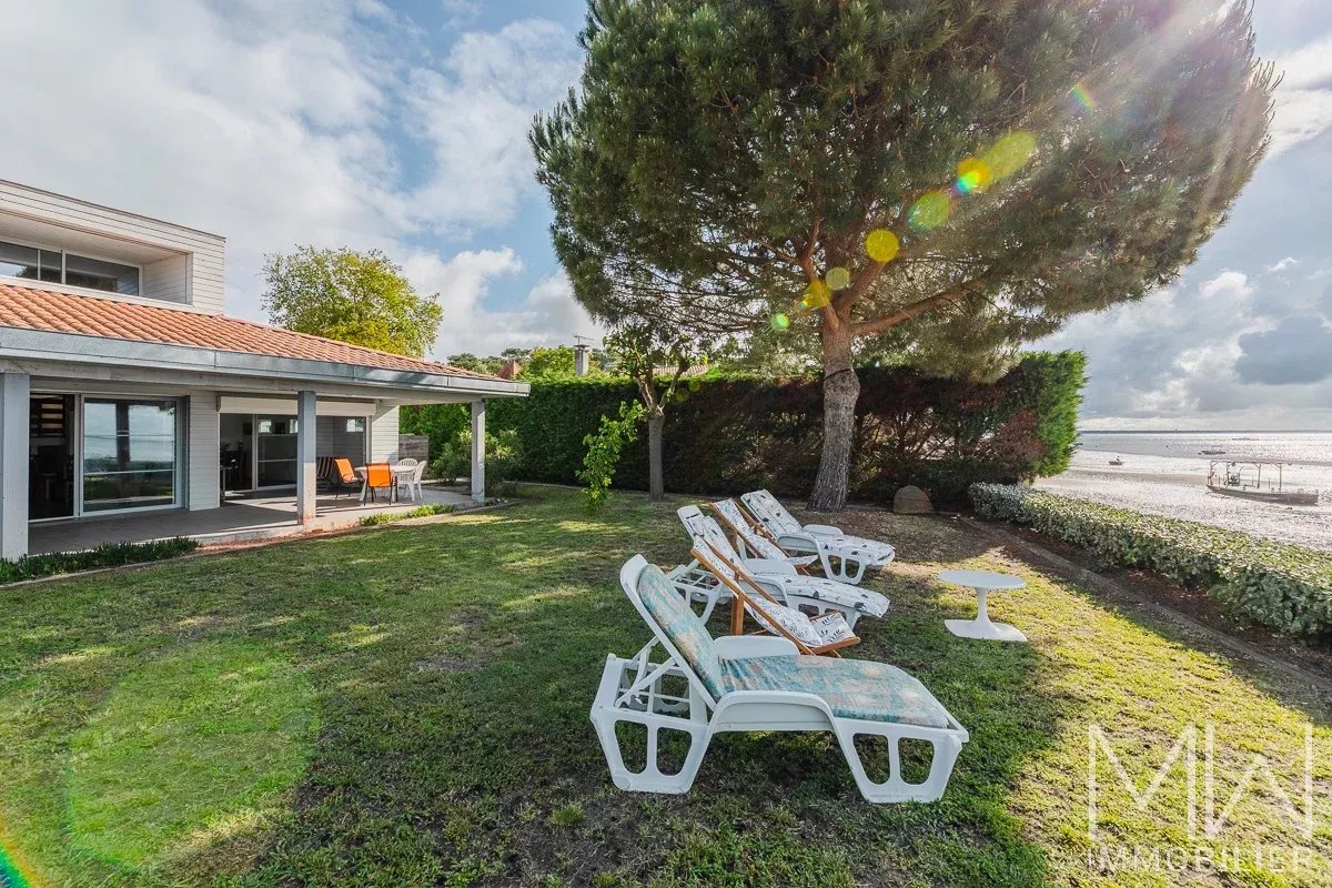 FRONT BEACH VILLA – PETIT PIQUEY – SLEEPS 8