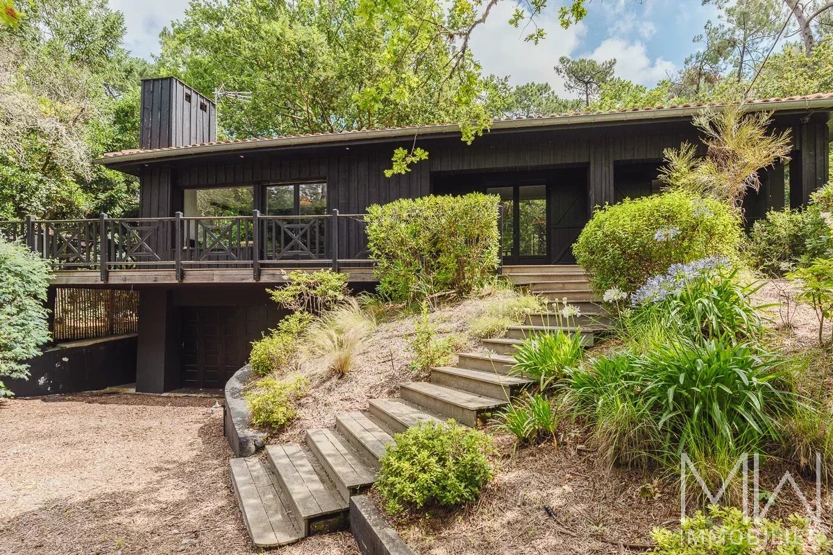 BEAUTIFUL WOODEN VILLA – LA POINTE AUX CHEVAUX PETIT PIQUEY – SLEEPS 9