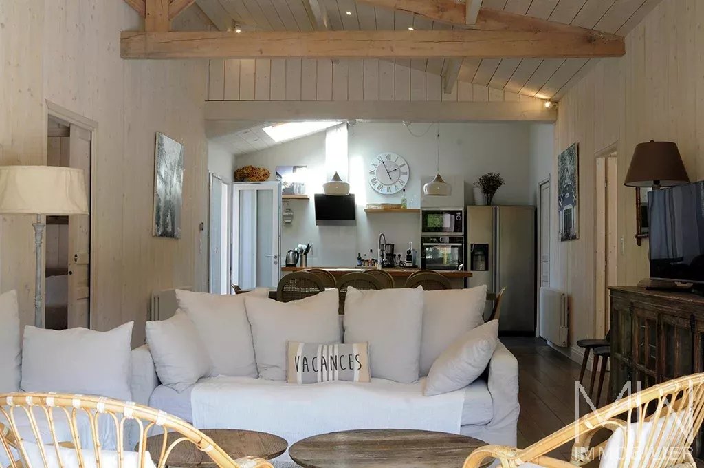 PRETTY WOODEN VILLA WITH POOL – HYPER CENTRE CAP FERRET – SLEEPS 8