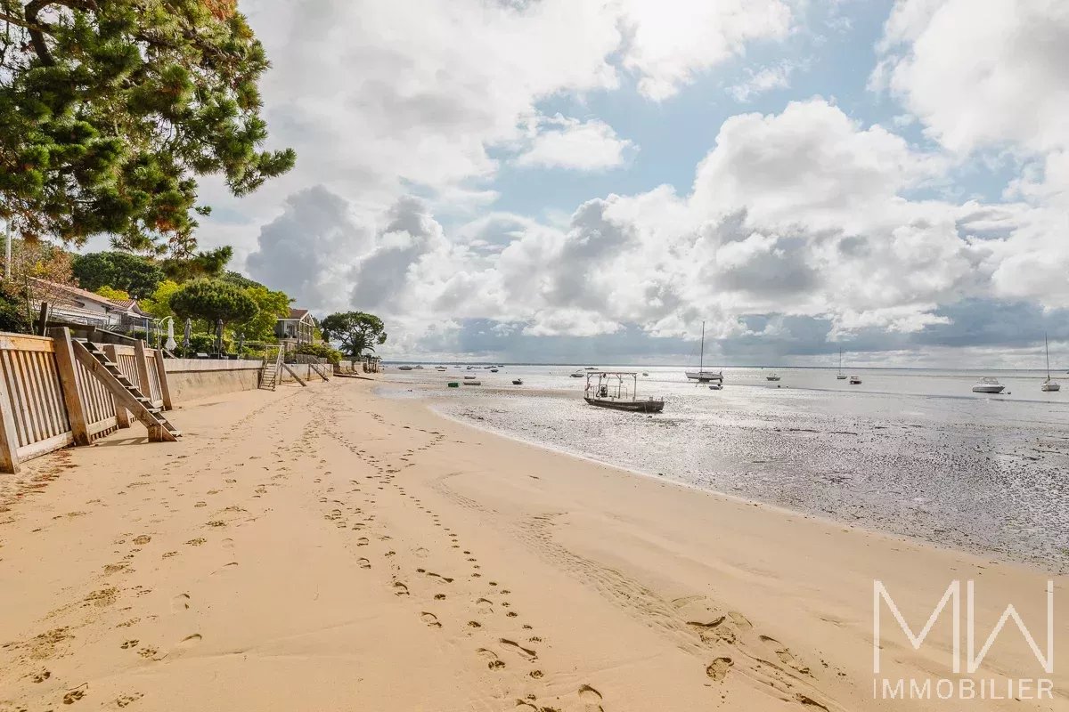 FRONT BEACH VILLA – PETIT PIQUEY – SLEEPS 8