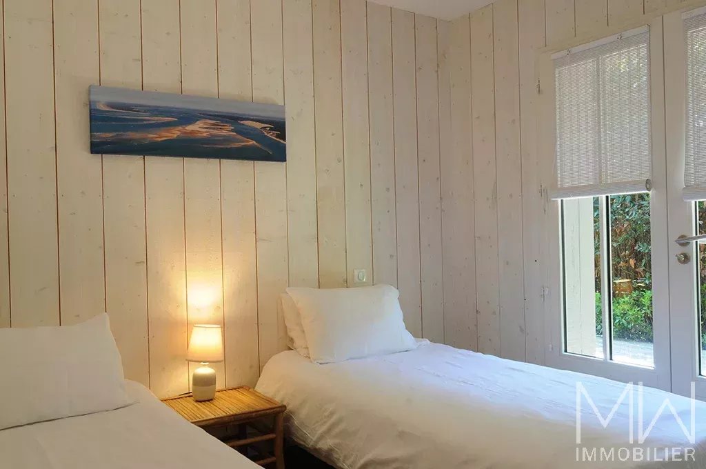 PRETTY WOODEN VILLA WITH POOL – HYPER CENTRE CAP FERRET – SLEEPS 8