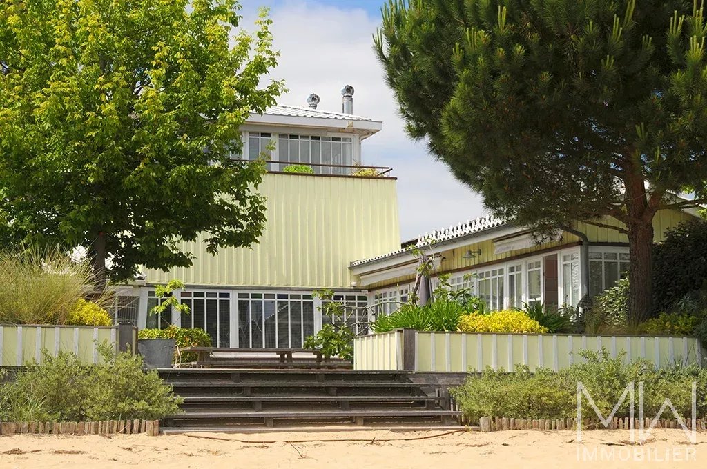 WATERFRONT VILLA – VILLAGE DES JACQUETS – SLEEPS 16