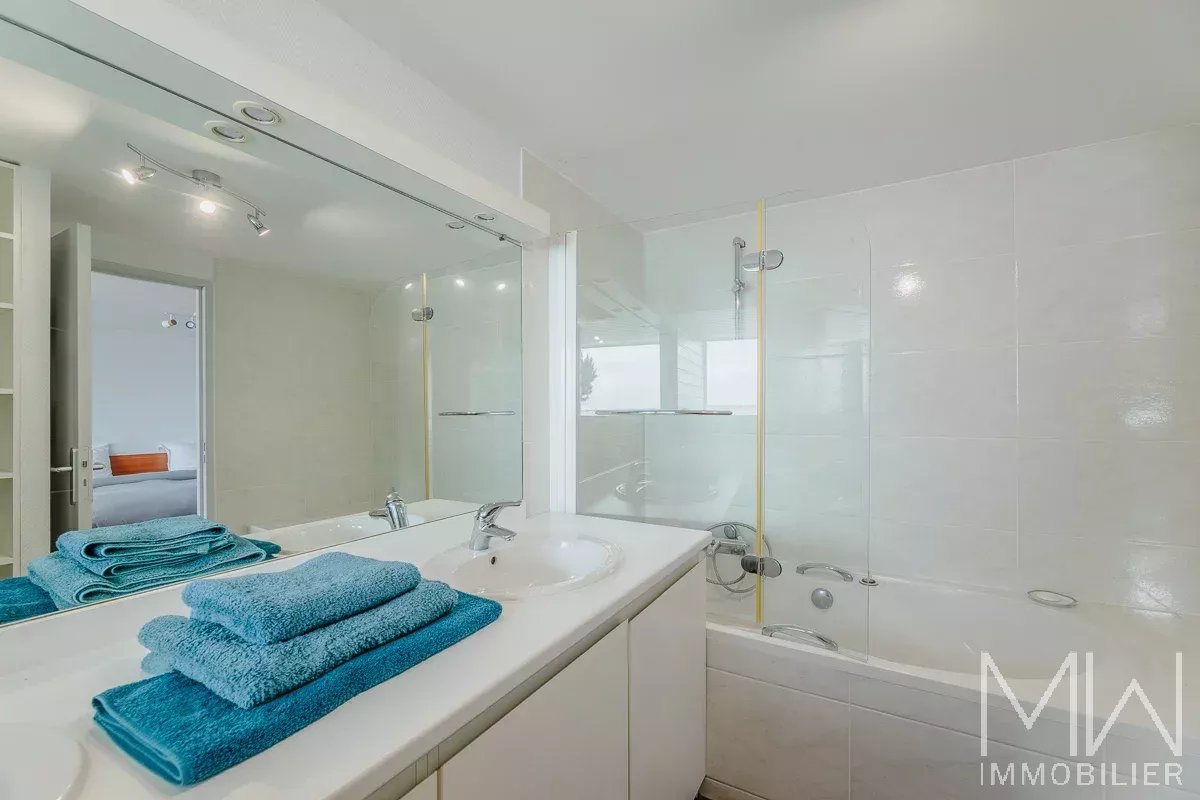 FRONT BEACH VILLA – PETIT PIQUEY – SLEEPS 8