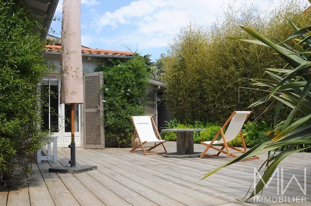 PRETTY WOODEN VILLA WITH POOL – HYPER CENTRE CAP FERRET – SLEEPS 8