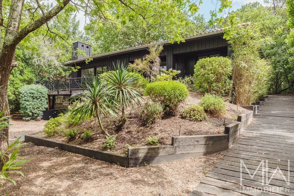 BEAUTIFUL WOODEN VILLA – LA POINTE AUX CHEVAUX PETIT PIQUEY – SLEEPS 9