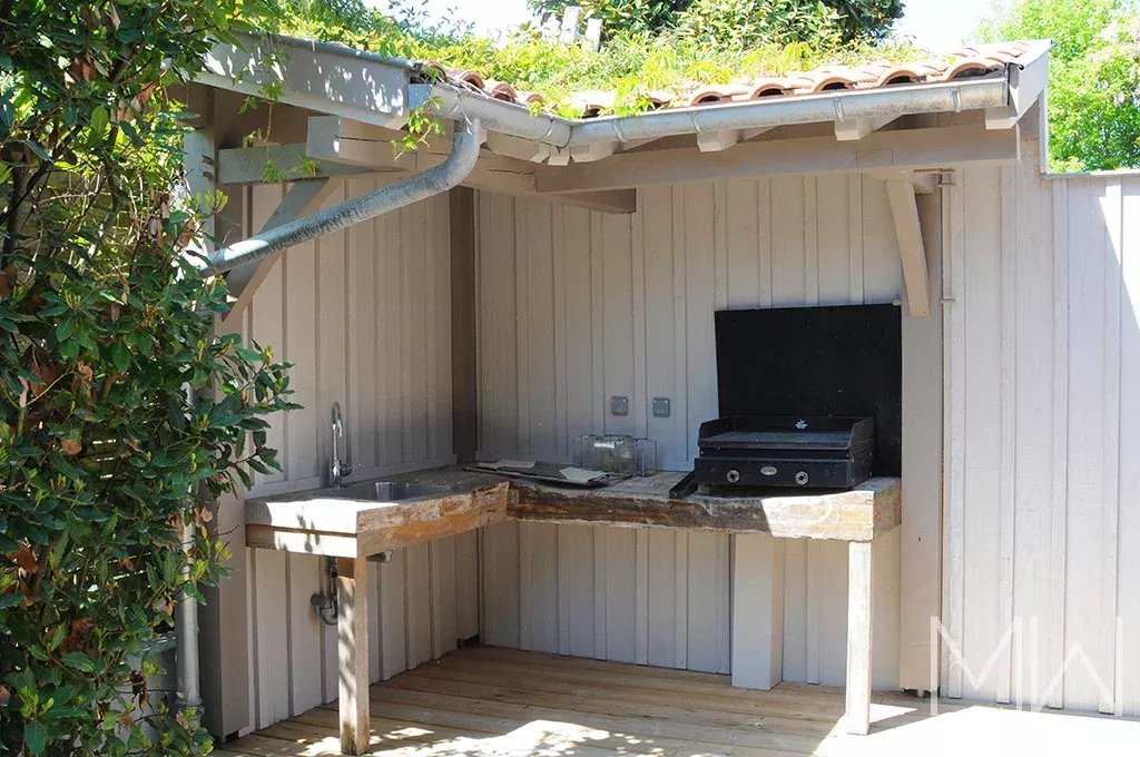 PRETTY WOODEN VILLA WITH POOL – HYPER CENTRE CAP FERRET – SLEEPS 8