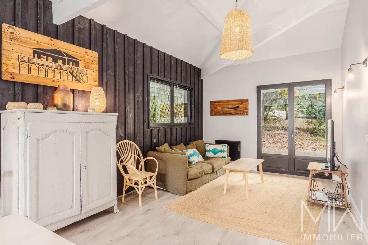 BEAUTIFUL WOODEN VILLA – LA POINTE AUX CHEVAUX PETIT PIQUEY – SLEEPS 9