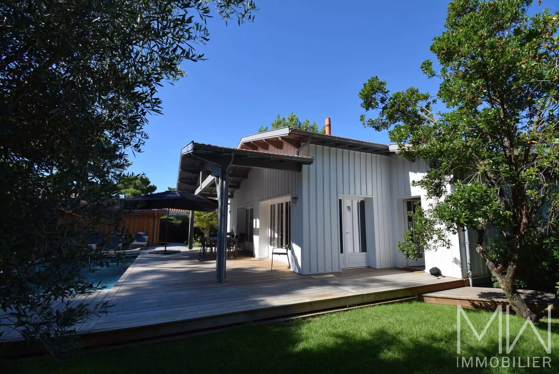 PRETTY WOODEN VILLA IN THE HEART OF CAP FERRET – SLEEPS 8