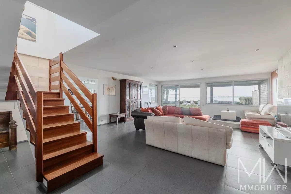 FRONT BEACH VILLA – PETIT PIQUEY – SLEEPS 8