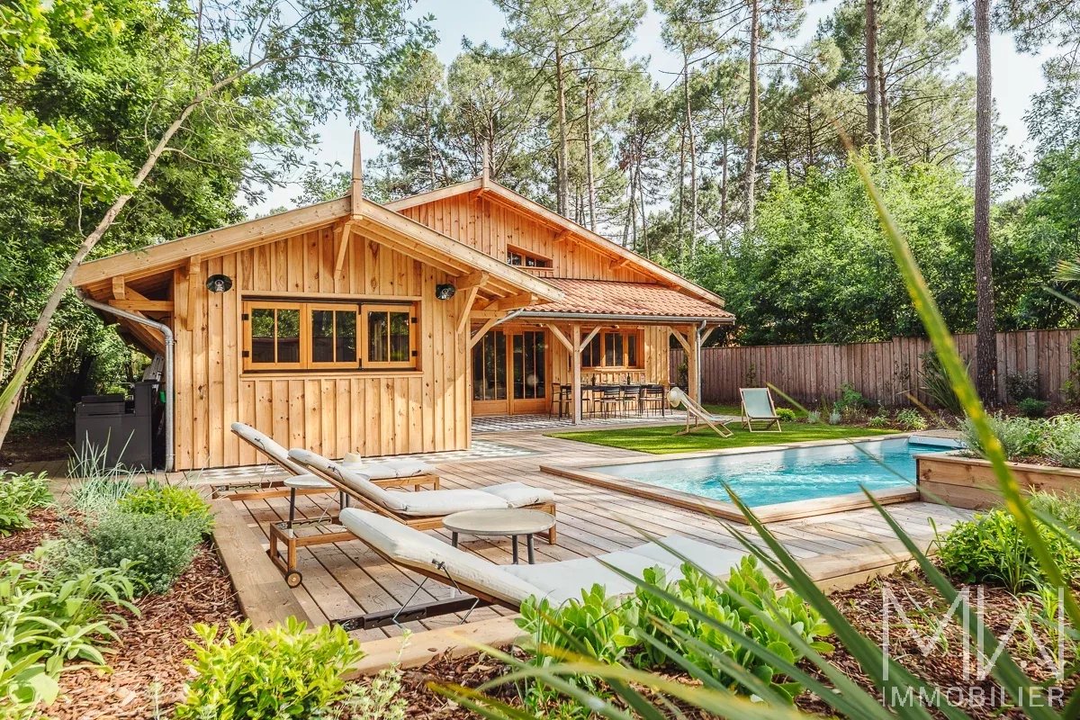 WOODEN VILLA WITH POOL – PETIT PIQUEY – SLEEPS 12