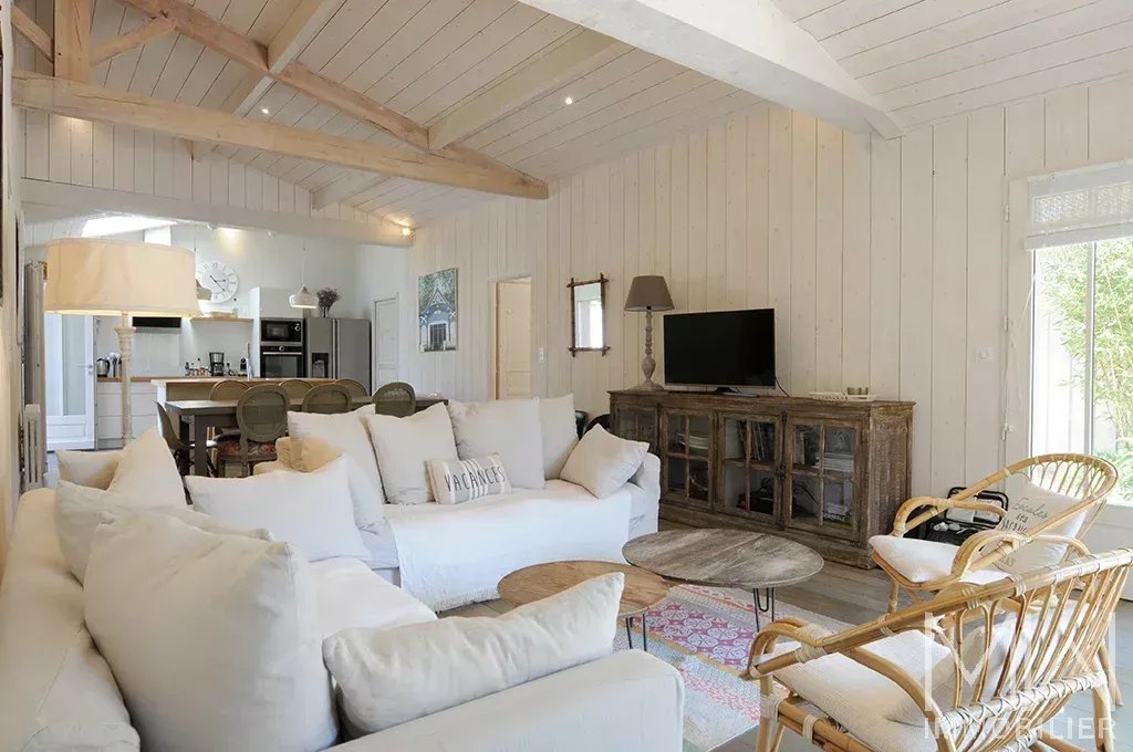 PRETTY WOODEN VILLA WITH POOL – HYPER CENTRE CAP FERRET – SLEEPS 8