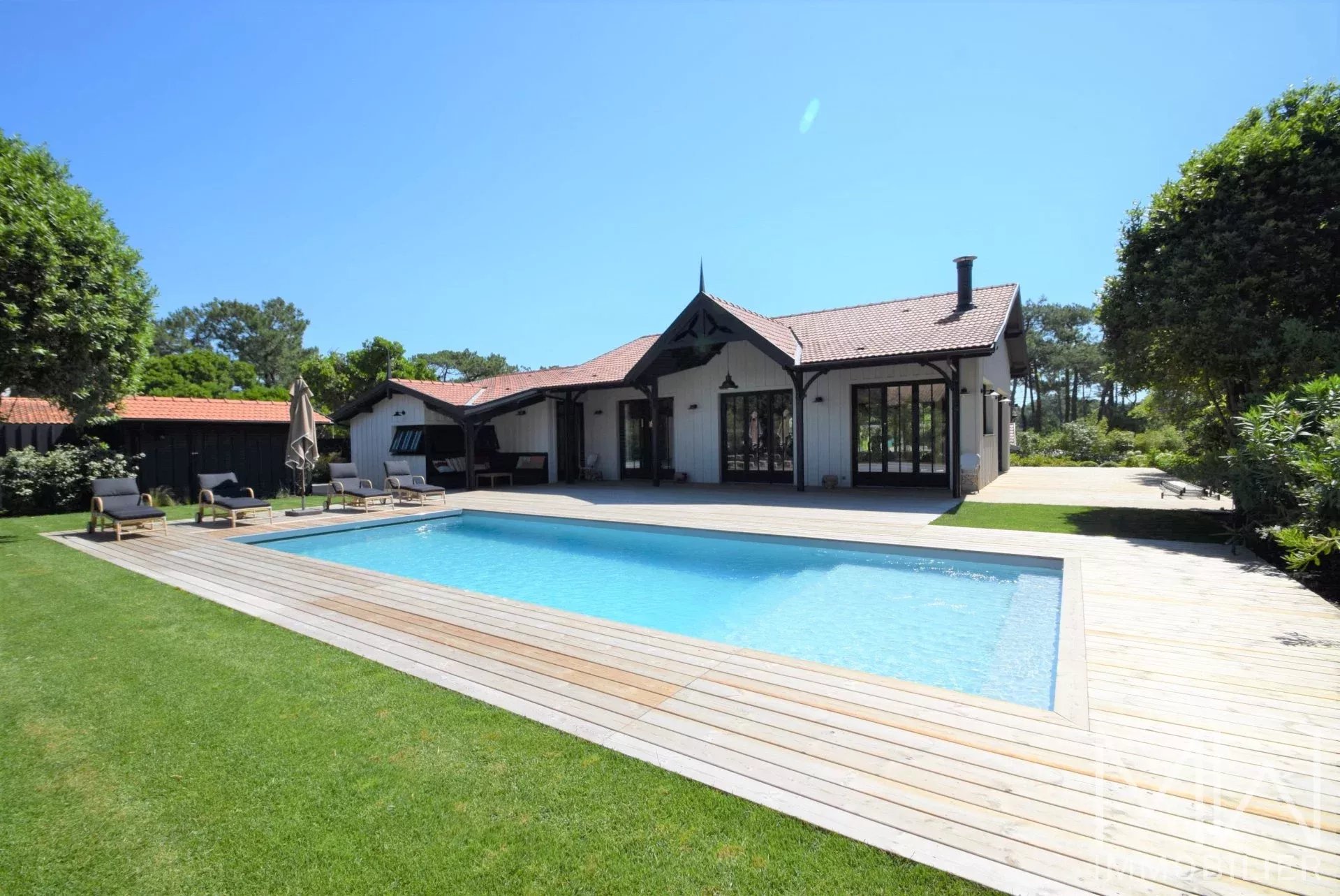 LUXURY VILLA WITH POOL – SLEEPS 10