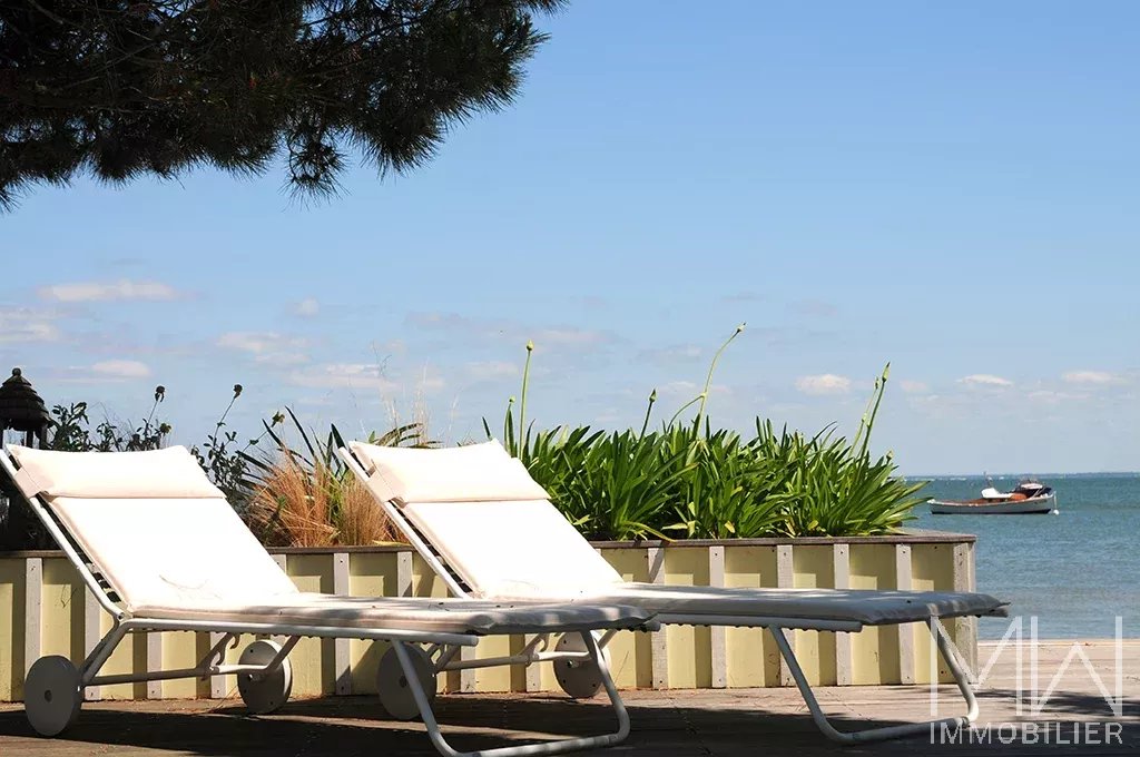 WATERFRONT VILLA – VILLAGE DES JACQUETS – SLEEPS 16