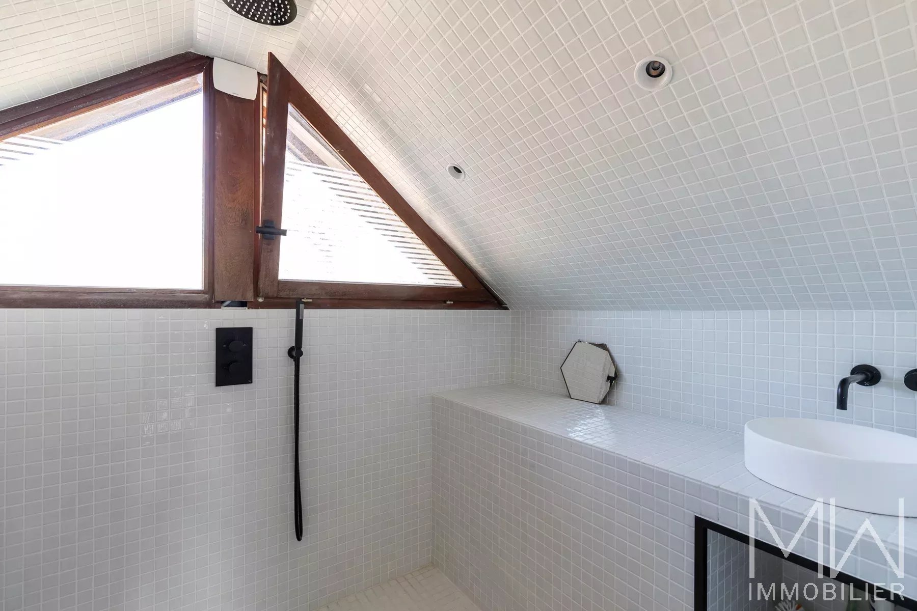 PLEASANT WOODEN VILLA WITH SWIMMING POOL – CAP FERRET – SLEEPS 10