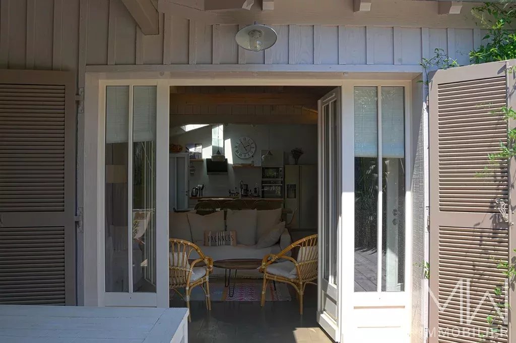 PRETTY WOODEN VILLA WITH POOL – HYPER CENTRE CAP FERRET – SLEEPS 8