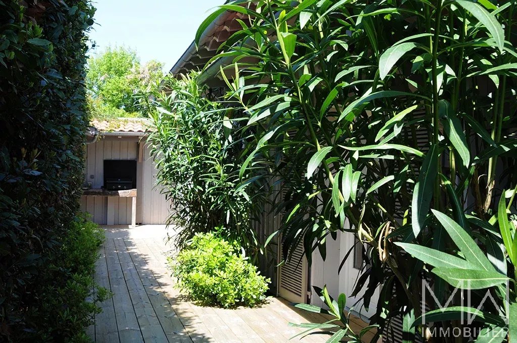 PRETTY WOODEN VILLA WITH POOL – HYPER CENTRE CAP FERRET – SLEEPS 8