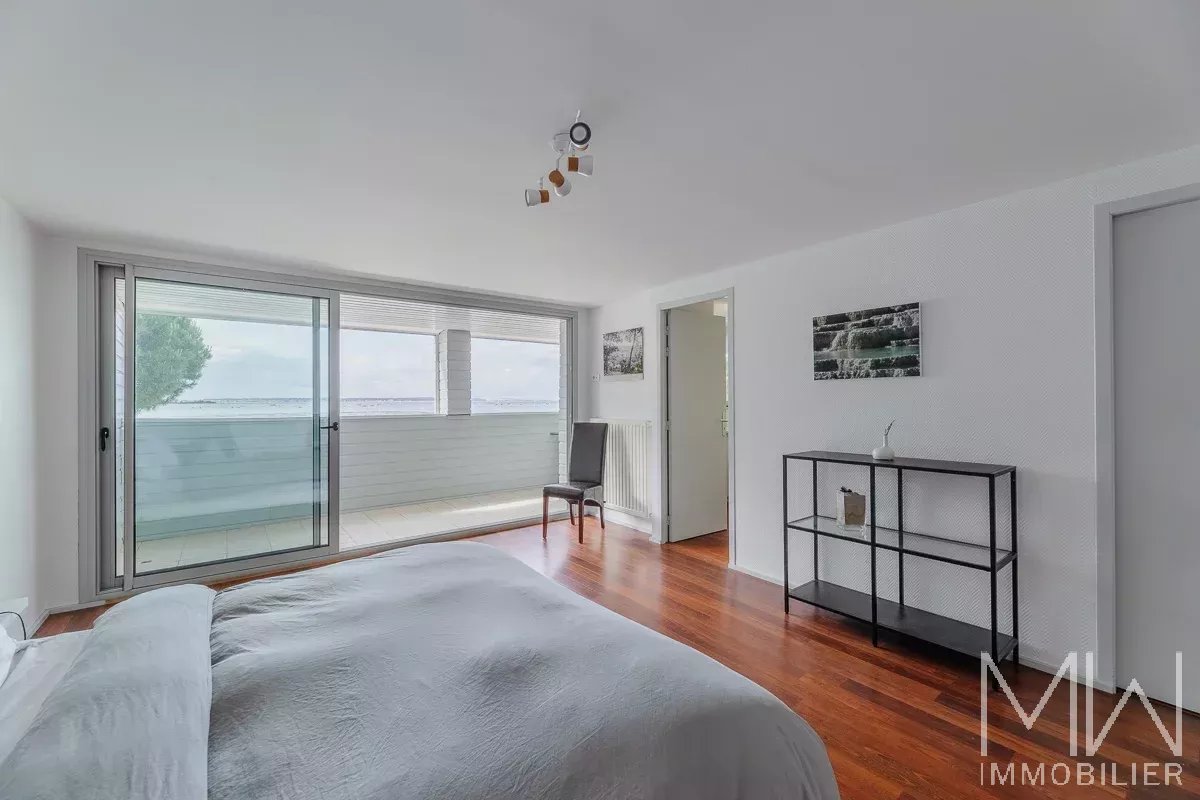 FRONT BEACH VILLA – PETIT PIQUEY – SLEEPS 8