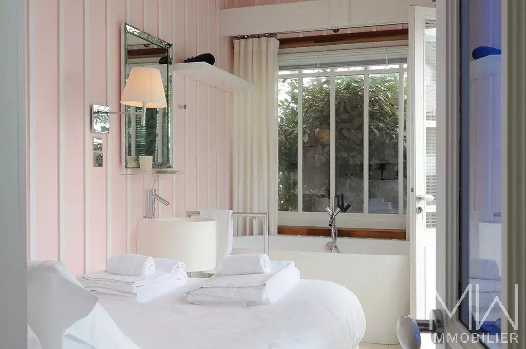 WATERFRONT VILLA – VILLAGE DES JACQUETS – SLEEPS 16