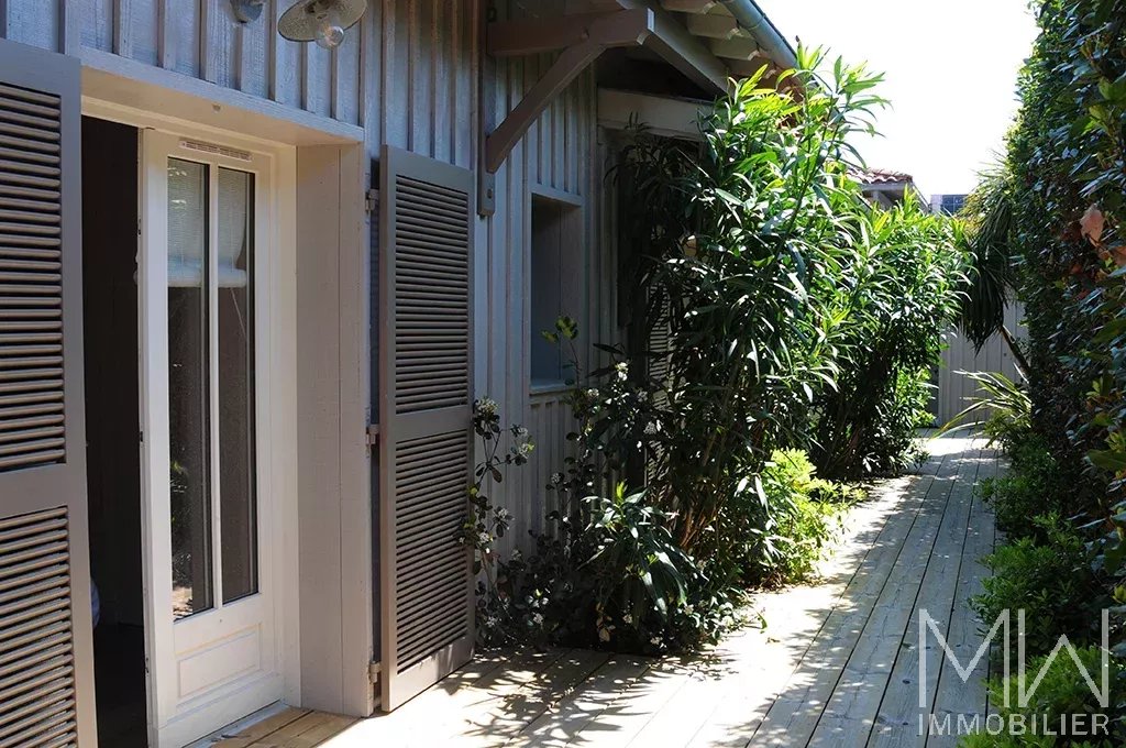 PRETTY WOODEN VILLA WITH POOL – HYPER CENTRE CAP FERRET – SLEEPS 8