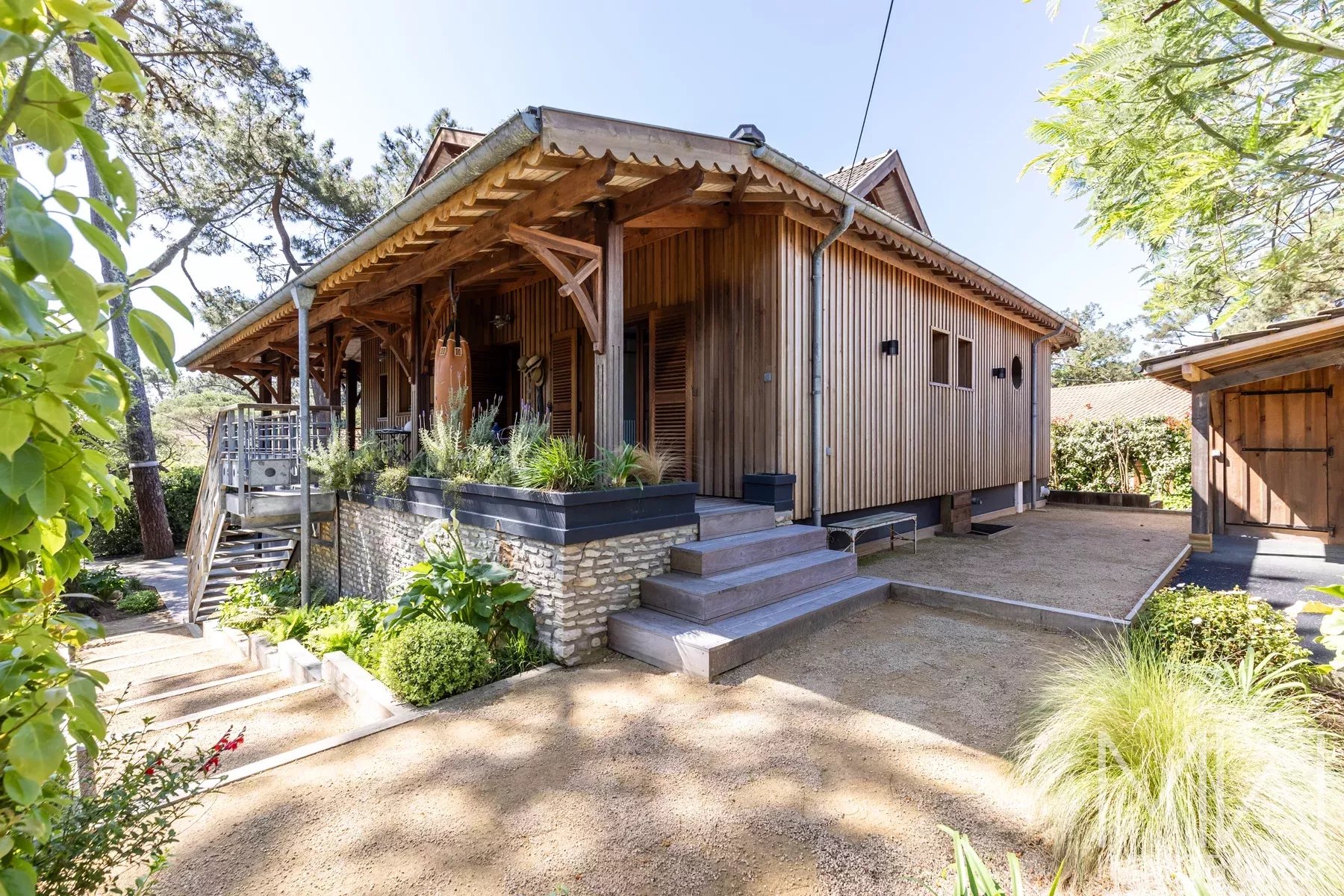 PLEASANT WOODEN VILLA WITH SWIMMING POOL – CAP FERRET – SLEEPS 10