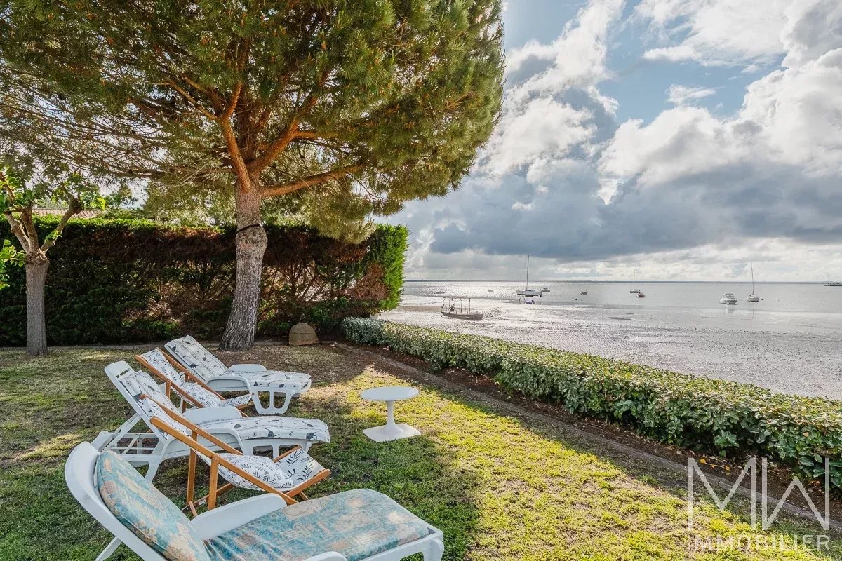 FRONT BEACH VILLA – PETIT PIQUEY – SLEEPS 8