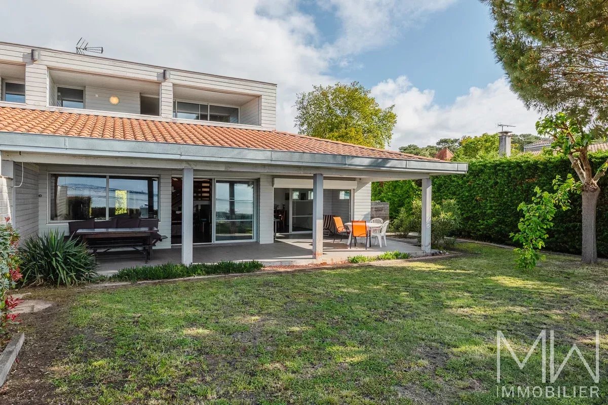 FRONT BEACH VILLA – PETIT PIQUEY – SLEEPS 8