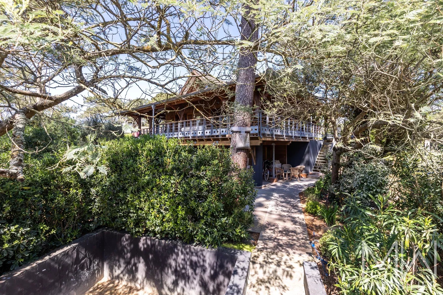 PLEASANT WOODEN VILLA WITH SWIMMING POOL – CAP FERRET – SLEEPS 10