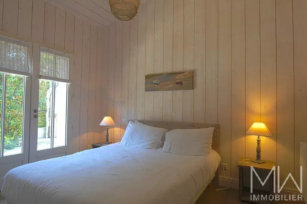 PRETTY WOODEN VILLA WITH POOL – HYPER CENTRE CAP FERRET – SLEEPS 8