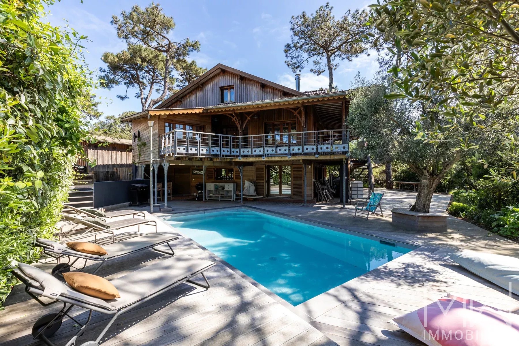 PLEASANT WOODEN VILLA WITH SWIMMING POOL – CAP FERRET – SLEEPS 10