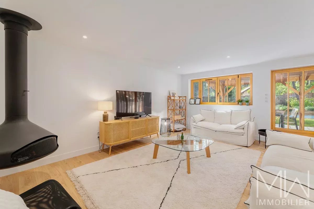 WOODEN VILLA WITH POOL – PETIT PIQUEY – SLEEPS 12