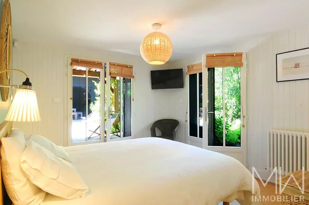 BEAUTIFUL VILLA WOOD AT THE POINTE DU CAP FERRET – SLEEPS 14