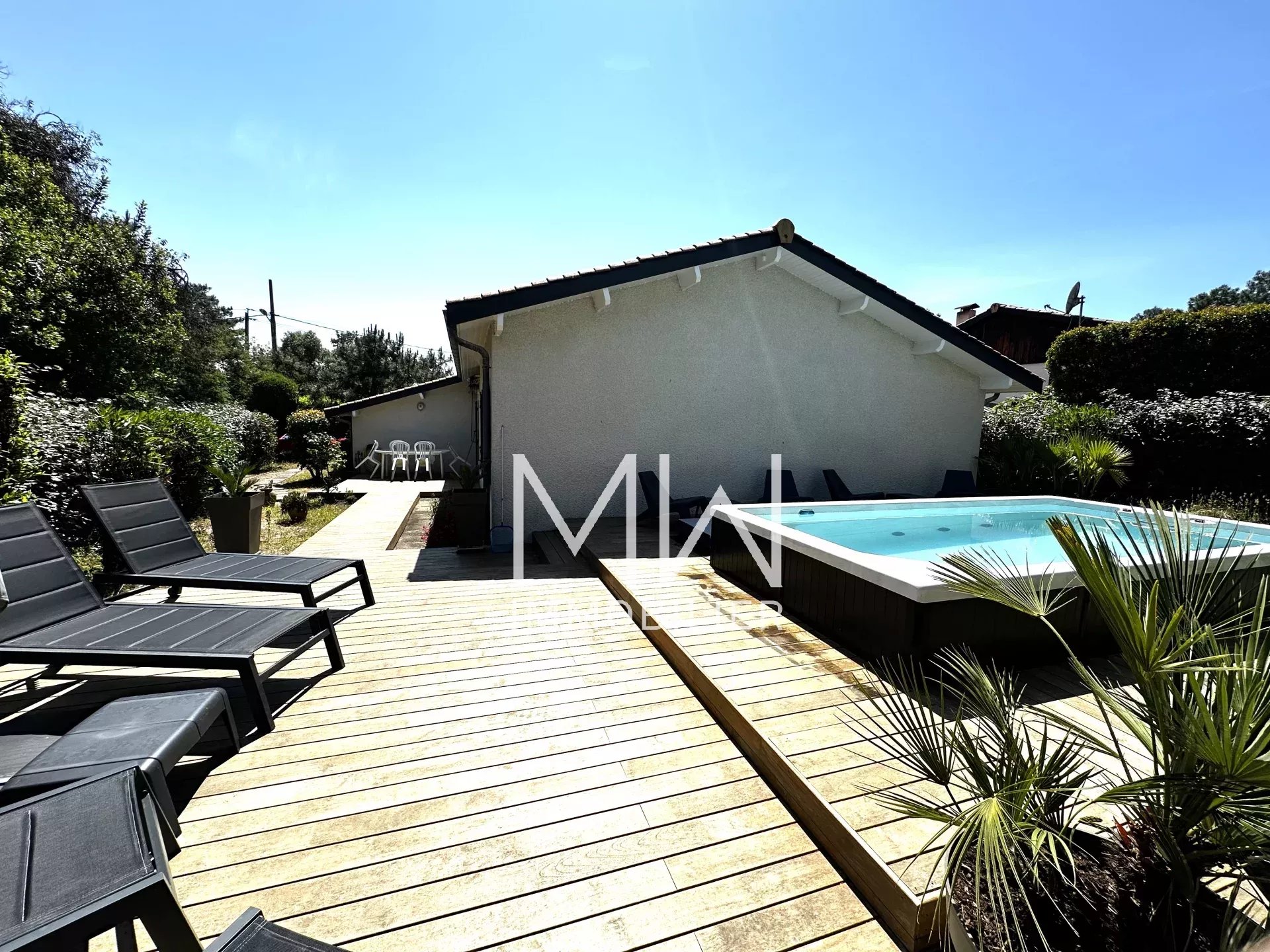 CHARMING VILLA WITH POOL IN THE HEART OF CAP FERRET – SLEEPS 6