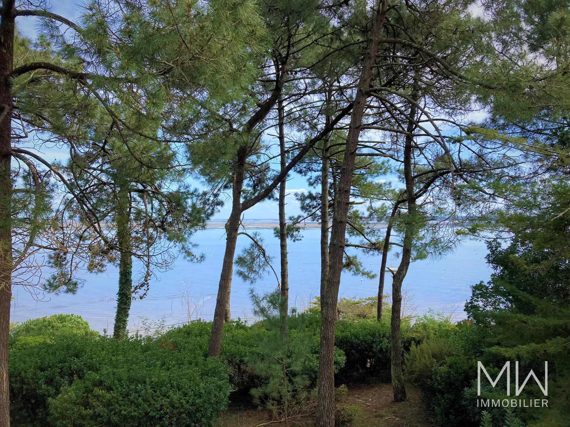 EXCEPTIONAL HOUSE WITH UNOBSTRUCTED VIEWS OF THE ARCACHON BASIN