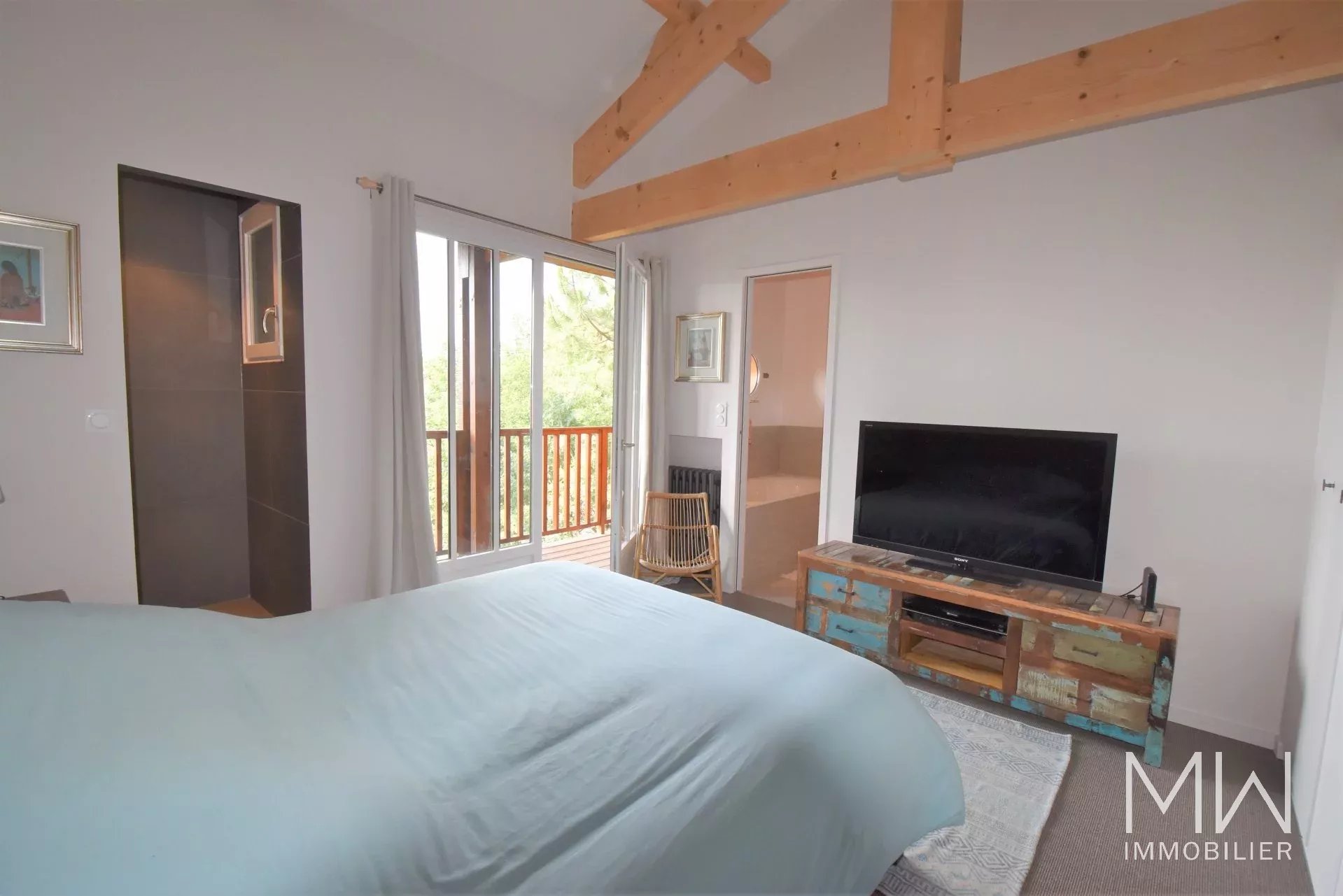 SEASONAL RENTAL IN THE HEART OF THE VILLAGE OF CAP FERRET