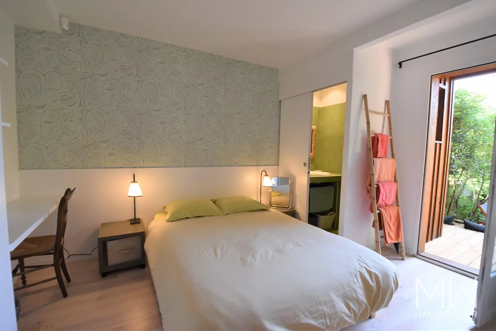 SEASONAL RENTAL IN THE HEART OF THE VILLAGE OF CAP FERRET