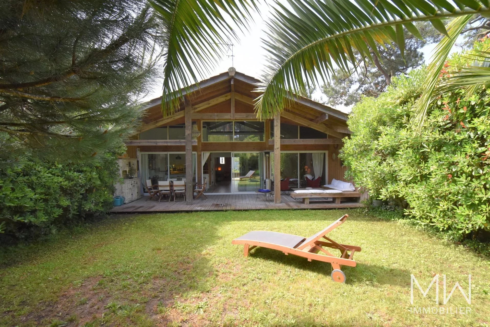 SEASONAL RENTAL IN THE HEART OF THE VILLAGE OF CAP FERRET