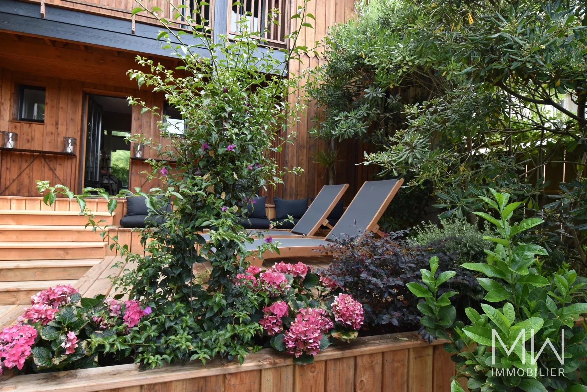 SEASONAL RENTAL IN THE HEART OF THE VILLAGE OF CAP FERRET