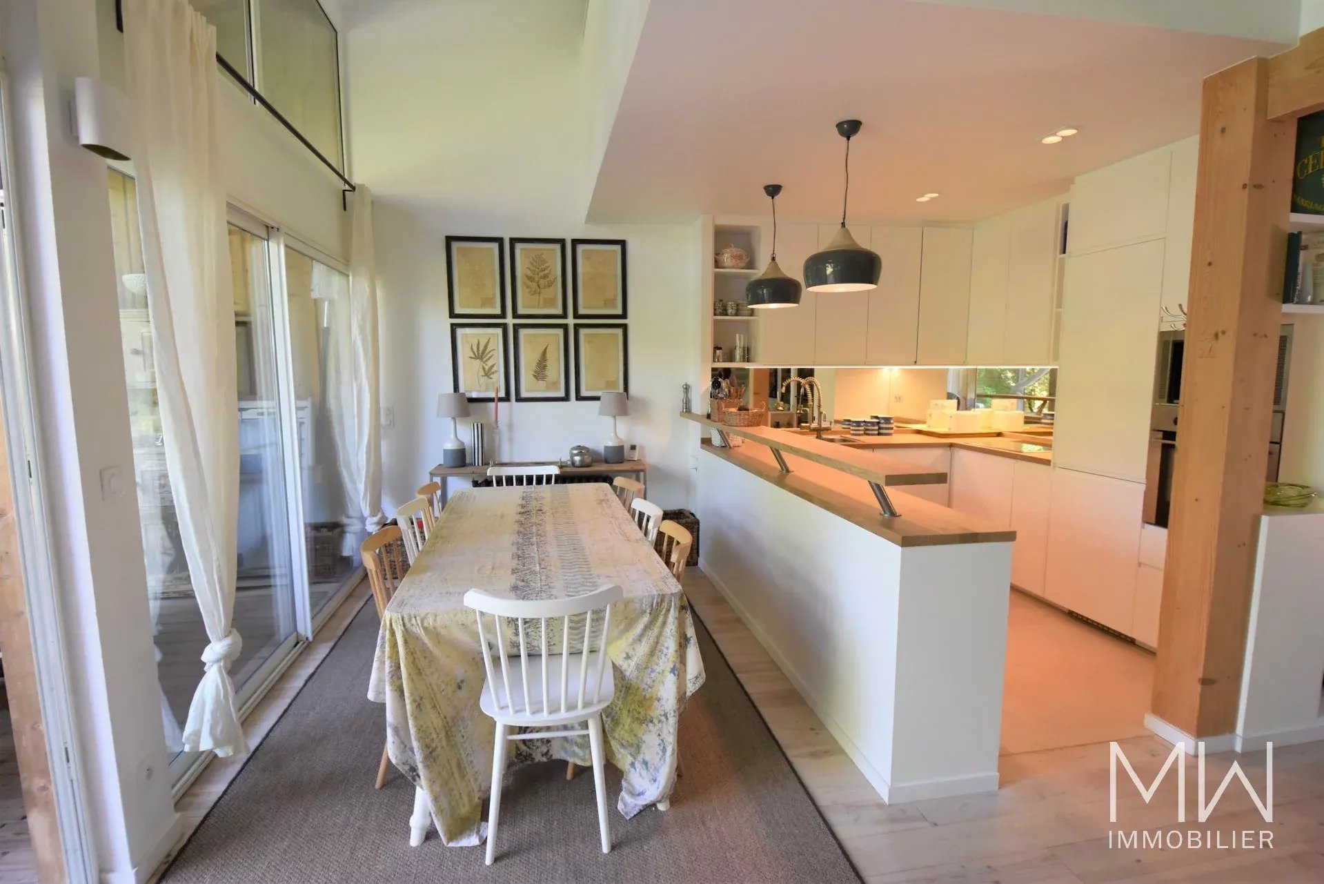 SEASONAL RENTAL IN THE HEART OF THE VILLAGE OF CAP FERRET