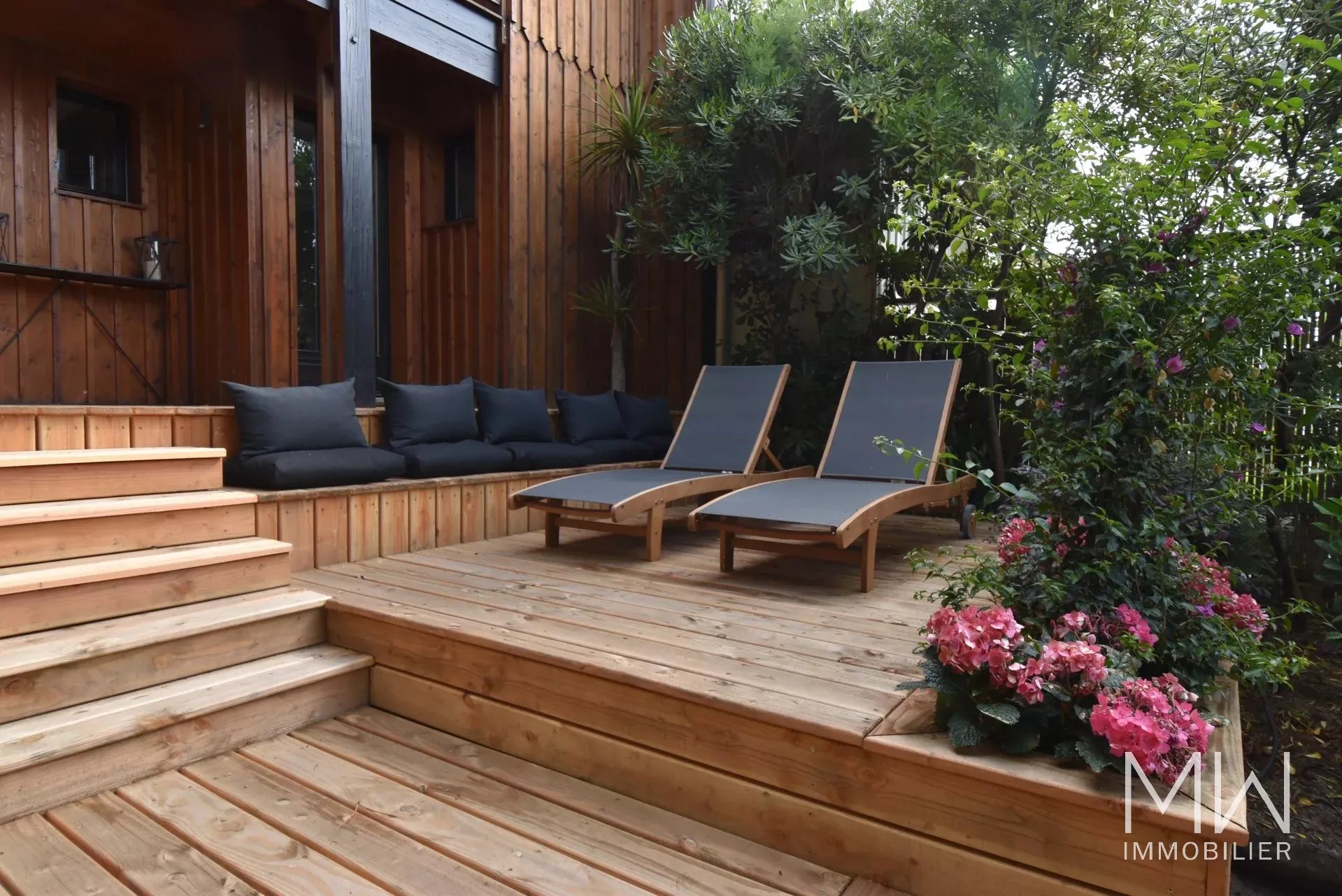 SEASONAL RENTAL IN THE HEART OF THE VILLAGE OF CAP FERRET