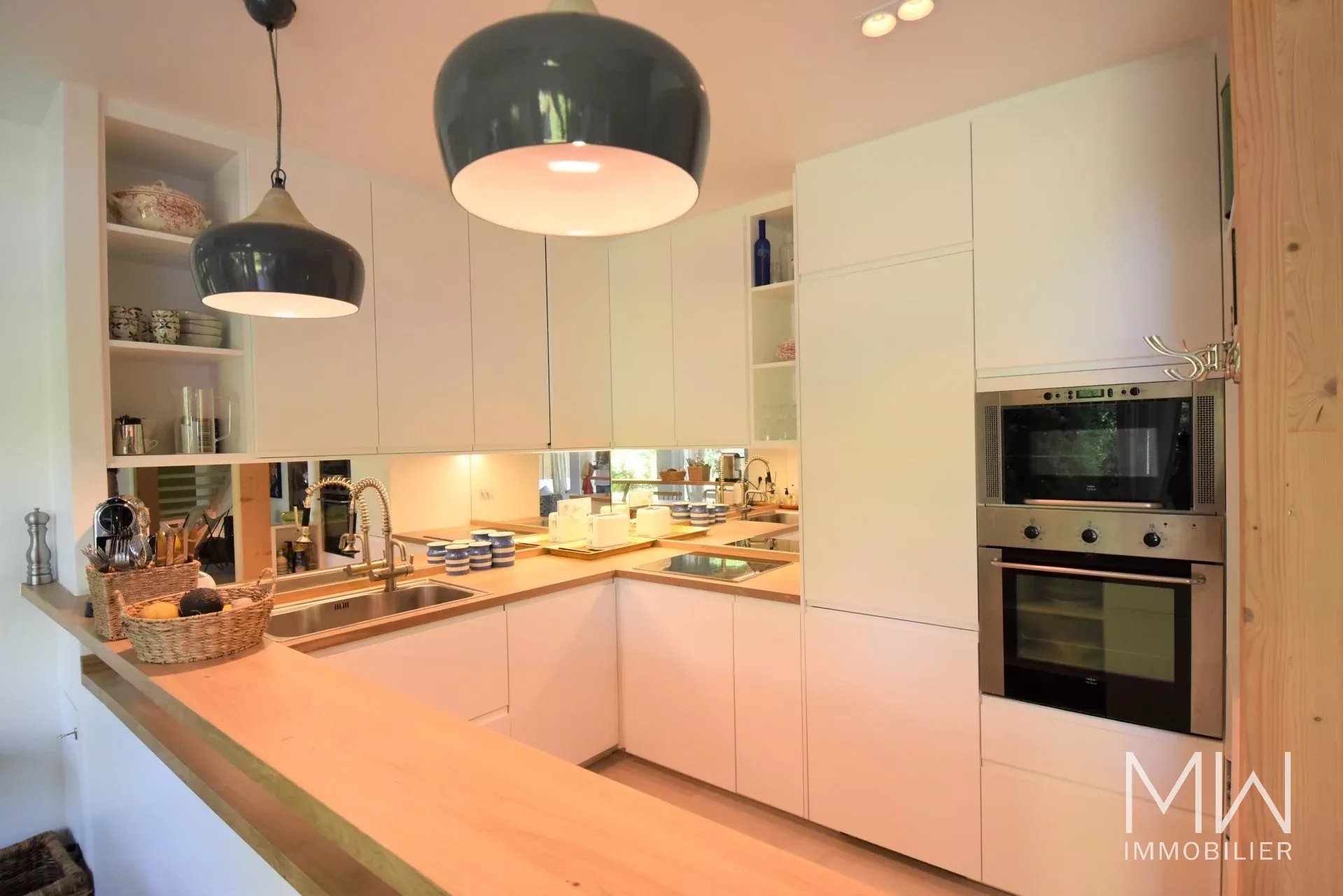 SEASONAL RENTAL IN THE HEART OF THE VILLAGE OF CAP FERRET