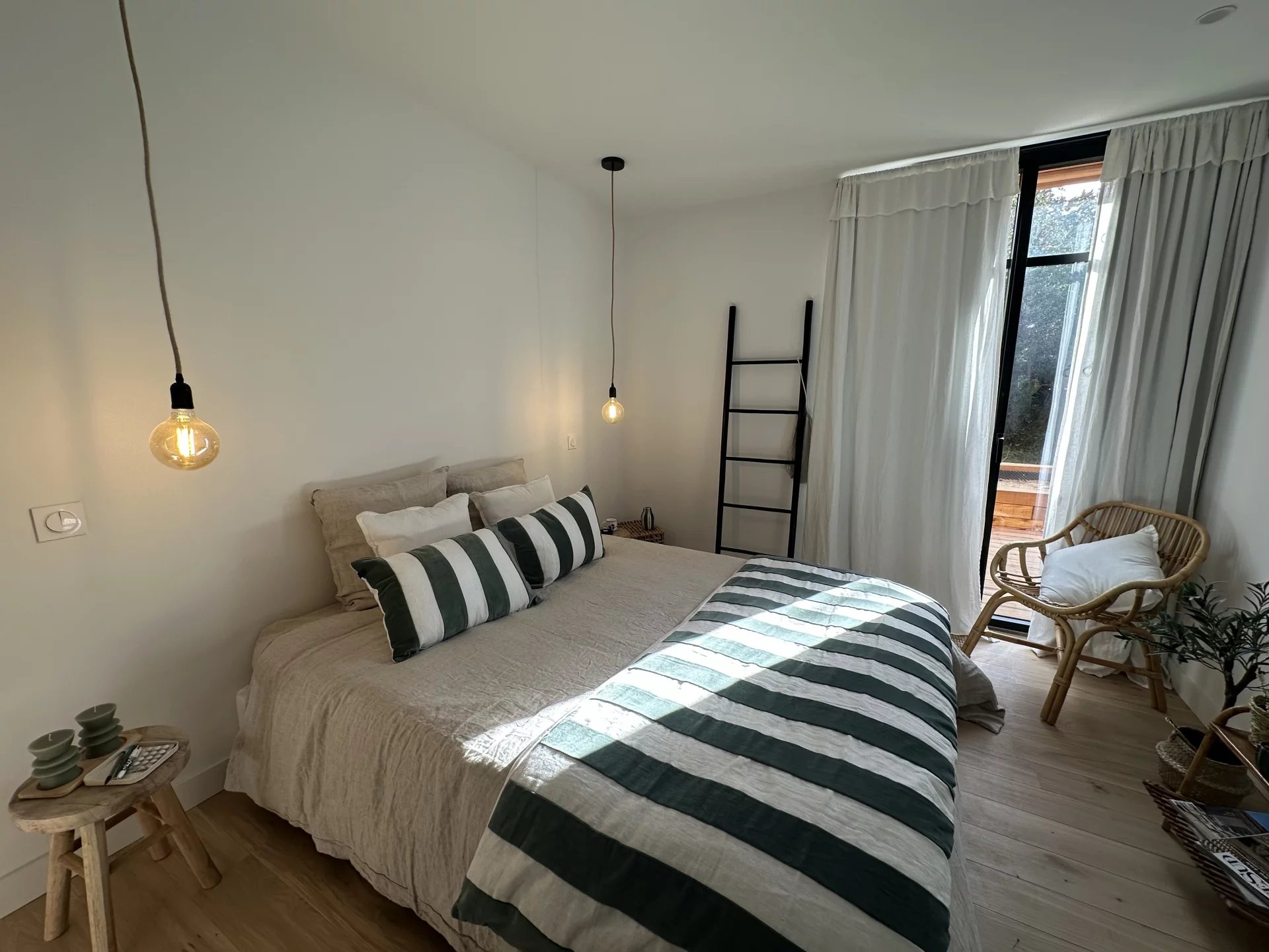 WOODEN VILLA WITH SWIMMING POOL – LE CANON – SLEEPS 12