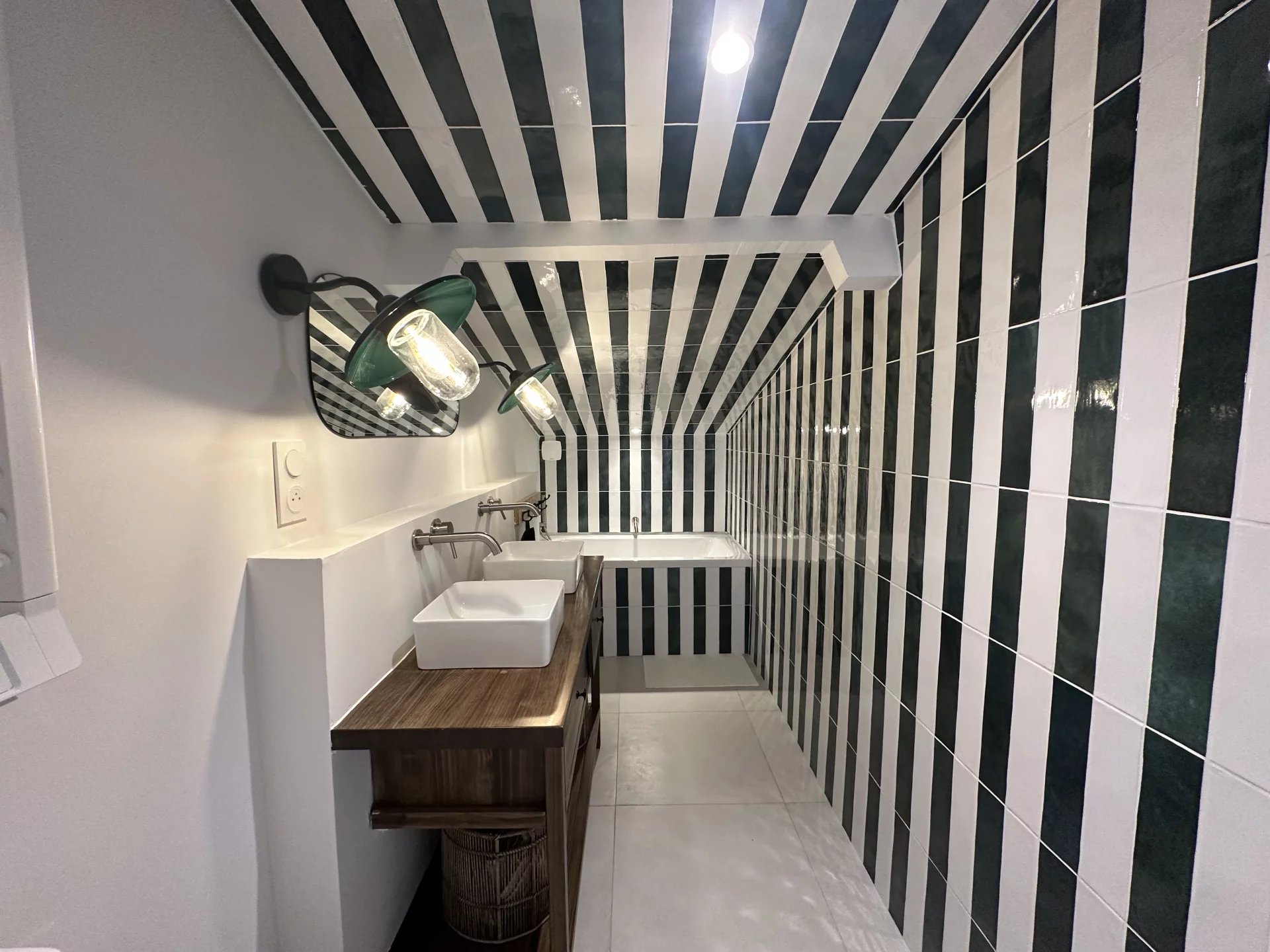 WOODEN VILLA WITH SWIMMING POOL – LE CANON – SLEEPS 12