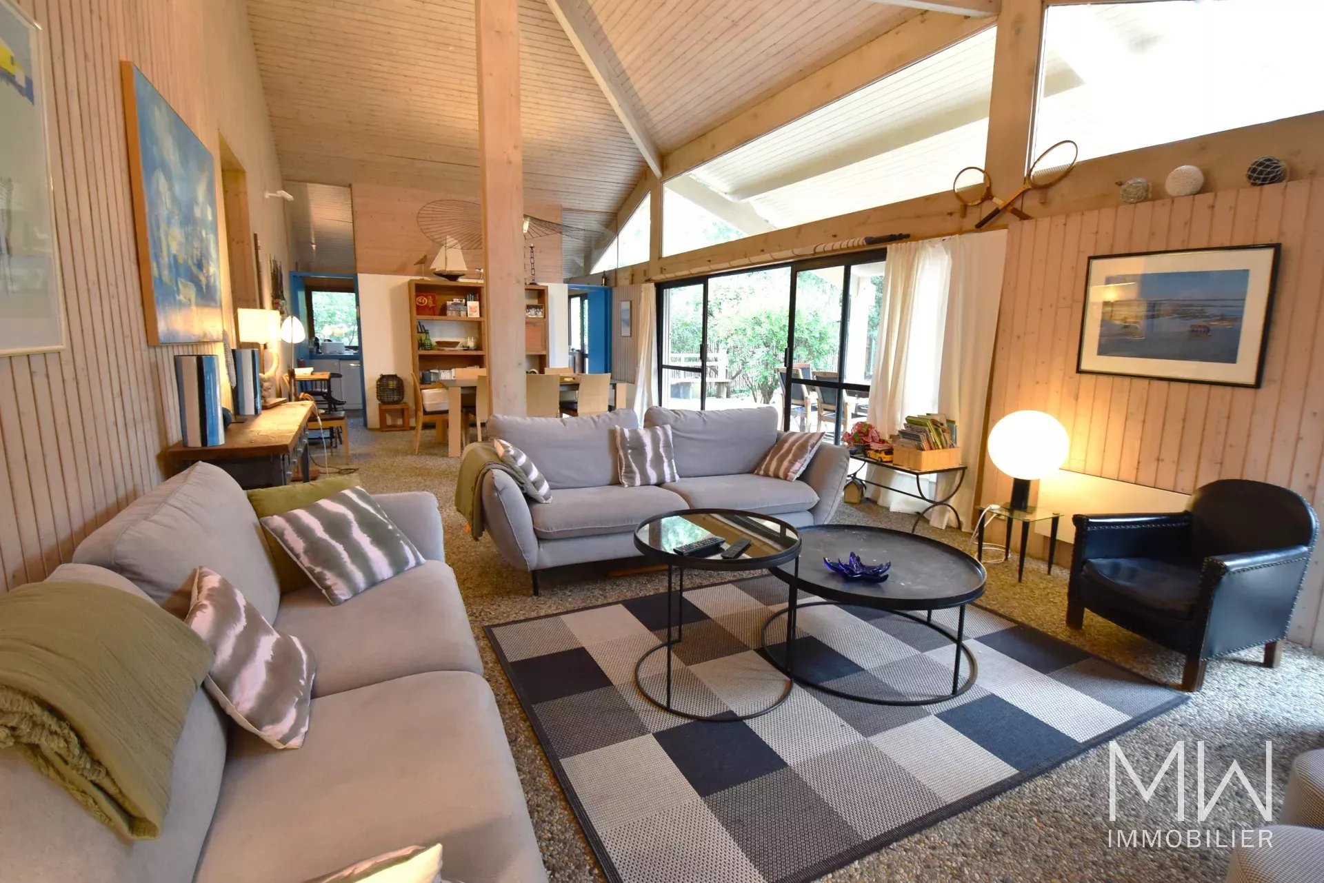 CAP FERRET BETWEEN THE BAY AND THE OCEAN