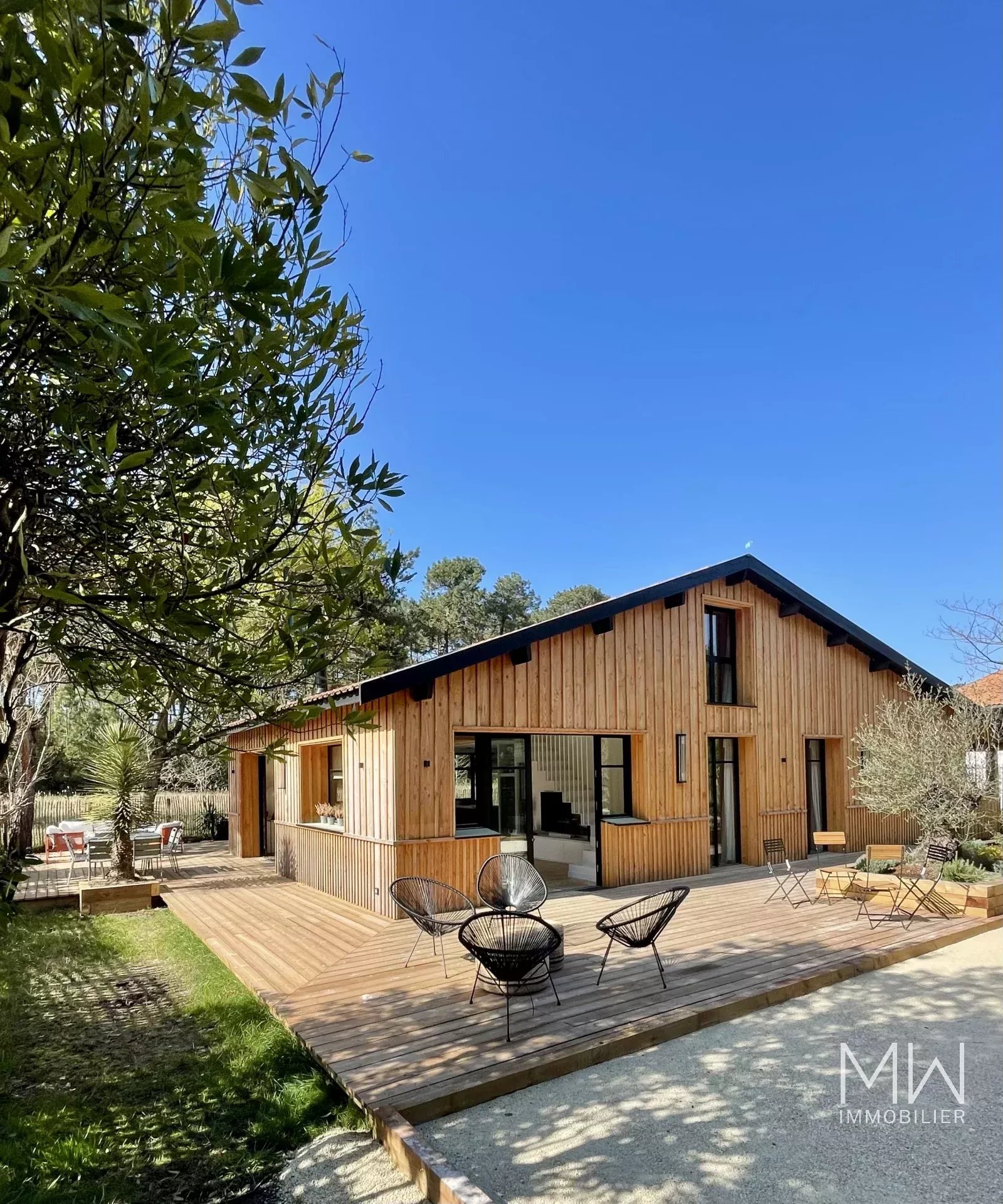 WOODEN VILLA WITH SWIMMING POOL – LE CANON – SLEEPS 12