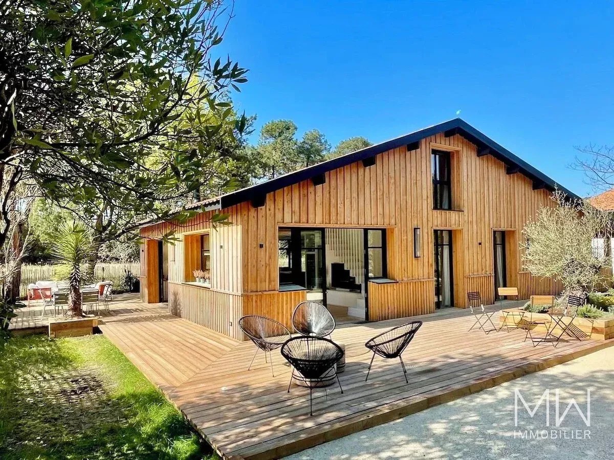 WOODEN VILLA WITH SWIMMING POOL – LE CANON – SLEEPS 12